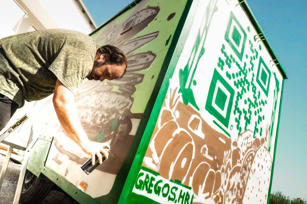 Joza painting the food truck